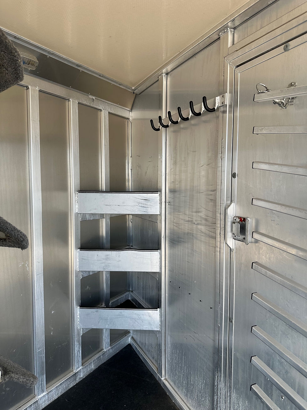 Thumbnail: SOLD 2001 Hart 4 Horse Midtack & Mangers