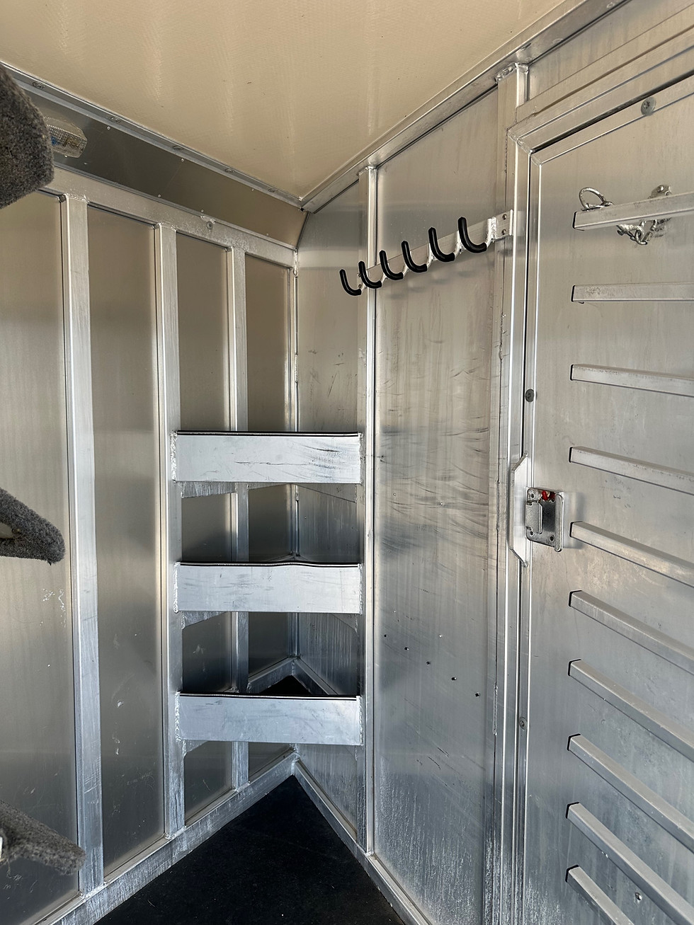 Thumbnail: SOLD 2001 Hart 4 Horse Midtack & Mangers