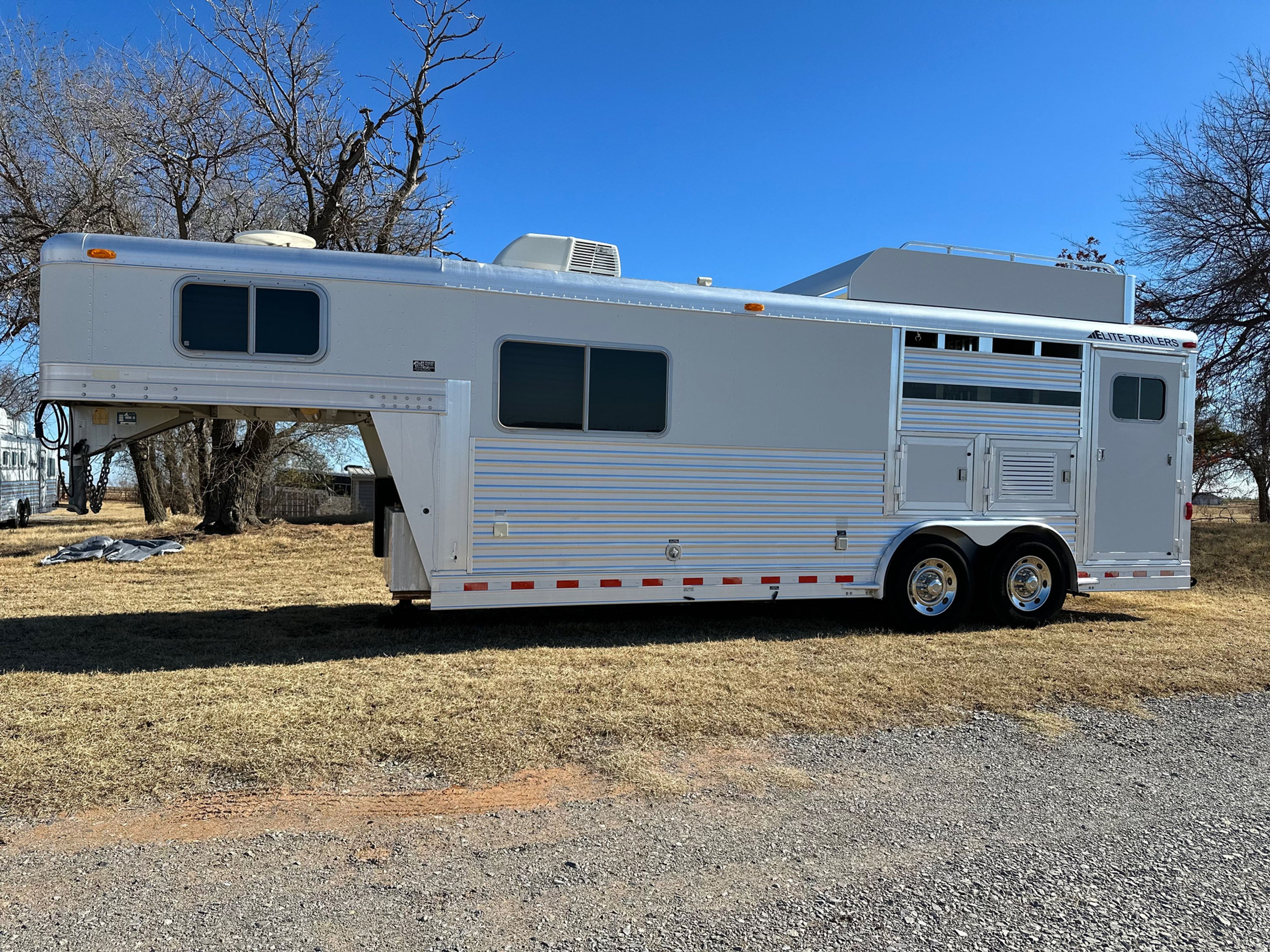 SOLD 2004 ELITE 2 Horse 10’ Outlaw LQ Low hours Onan Generator