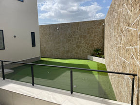 中庭に広がるプライベートパター場