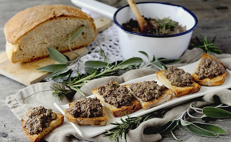 CROSTINI TOSCANI IN PARING WITH DAMARE ROSSO