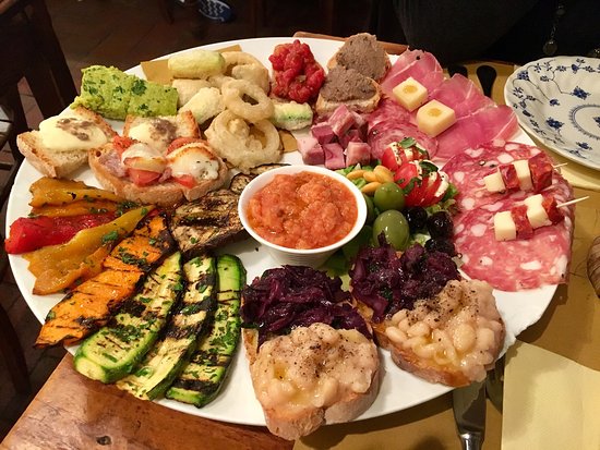 A generous platter that celebrates sharing, conviviality, and the genuine flavors of Tuscany.
