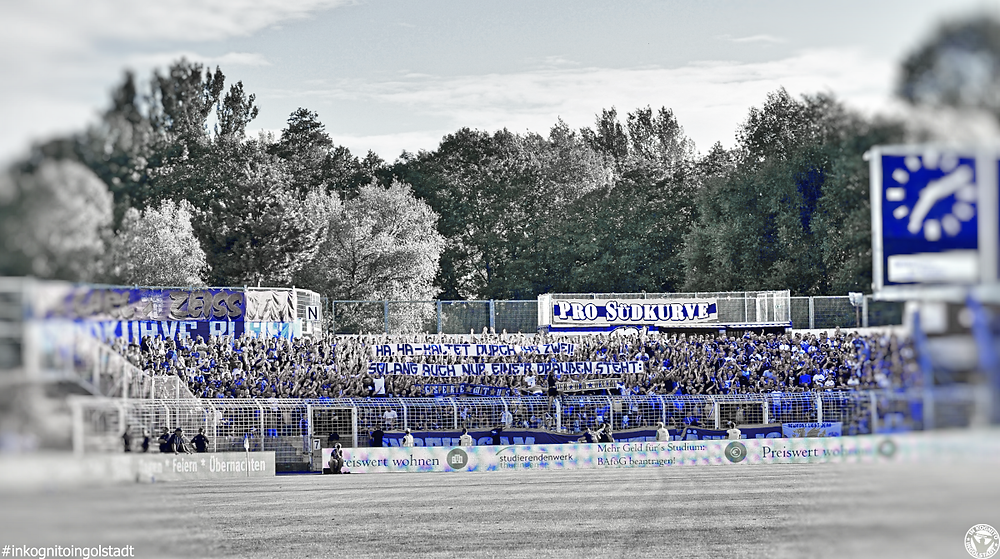 Jena Ultras im Block N mit Spruchband zu Stadionverboten