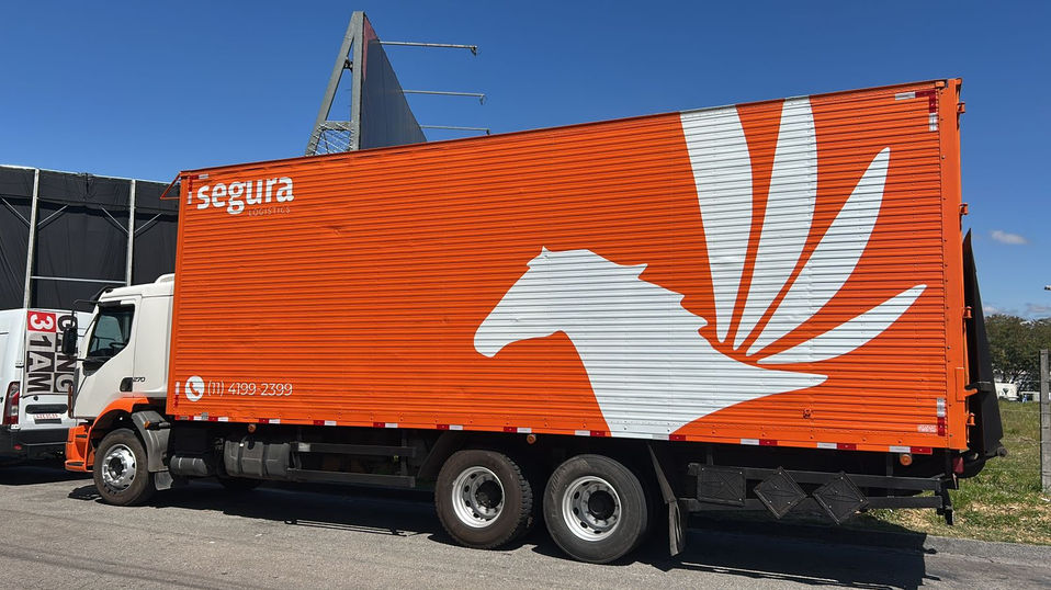Truck Sider com carga lateral e giro de doca acelerado — Segura Logistics