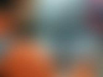 Profissional monitorando rastreamento de carga em tempo real por tablet na operação logística