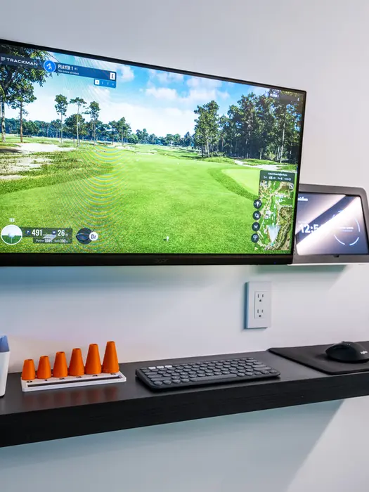 Computer monitor displaying a golf course at Simulinks Indoor Golf.