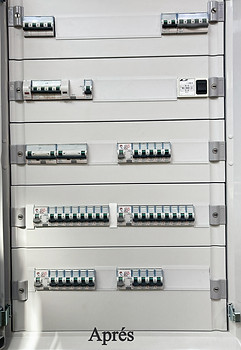 Tableau électrique remis à neuf avec disjoncteurs modulaires et circuits réorganisés après mise en conformité