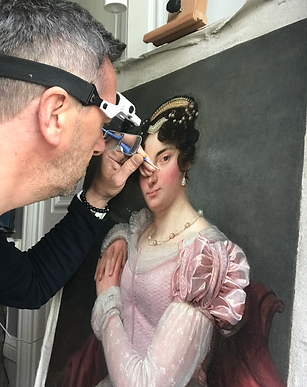 Le restaurateur Fabrice Garnier en pleine restauration