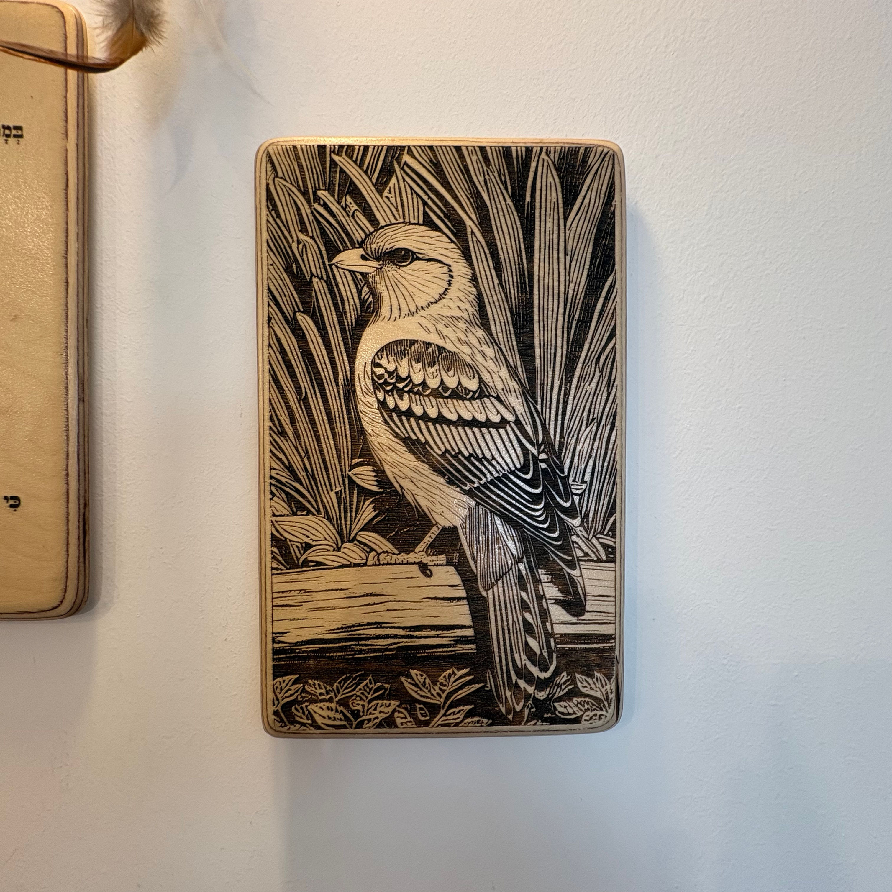 ציפור חריטה על עץ