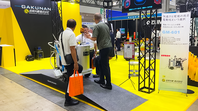 展示会でお客様に説明している