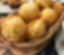 Pão-de-queijo empanado com parmesão