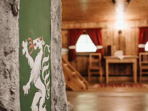 Gemütliches Hochschwab Zimmer mit Holzverkleidung und Felswand beim Roanwirt