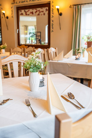 Gedeckter Tisch im gemütlichen Restaurant