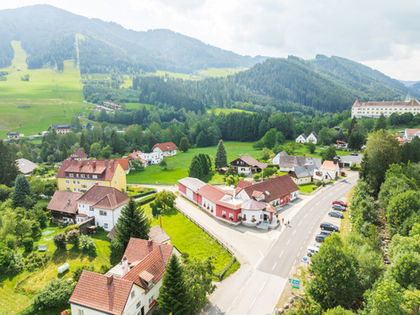 Gasthaus Kaiser in mitten der Gaal mit Blick auf das Schloss Wasserberg und den Schilift im Sommer