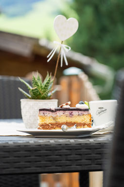 Stück Torte auf einem Gartentisch mit Herz-Deko im Landgasthaus Kaiser Gaal