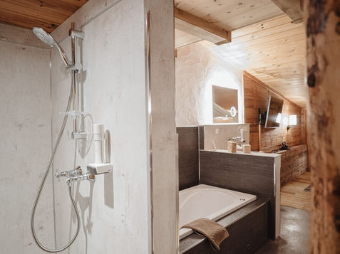 Einblicke ins frisch renovierte "Jaga" Zimmer beim Roanwirt im Mürztal