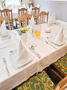 Festlich gedeckte Tafel im Gasthaus Kaiser in der Gaal