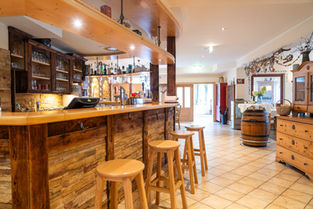 Rustikale Holzbar mit Barhockern im Restaurant Kaiser in der Gaal