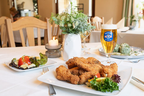 Frisch zubereitetes steirisches Backhendl von Sepp