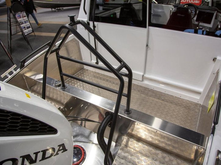 Arch for gear/waterskiing (Seahawk Cabin, Condor Cabin)