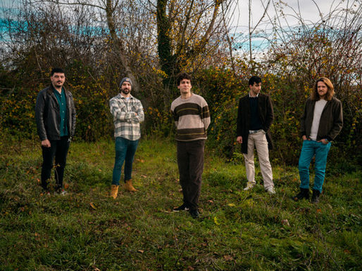 Naked Eva estrena su nuevo single con Lyric Video: “Nuestro Lugar" 