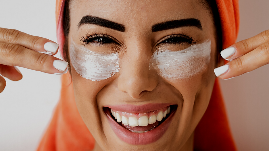 Frau Facial Creme Schönheit Lächeln.png