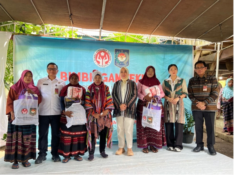 The distribution of cotton yarn assistance, totaling 225 bales consisting of 44 bundles each, to 75 Alor weavers was carried out as direct support for the sustainability of Alor Ikat weaving production.