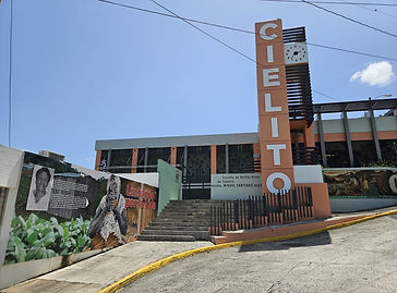 Entrance of El Cielito with the schools of fine arts of Comerío