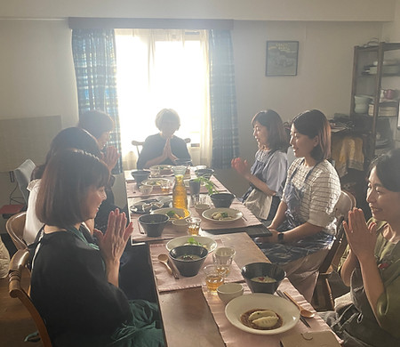 薬膳BASICコースで作った薬膳を試食している様子