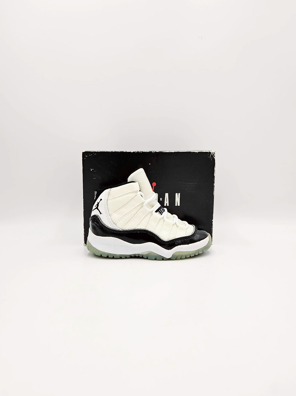 Thumbnail: Pair Nike Jordan 11