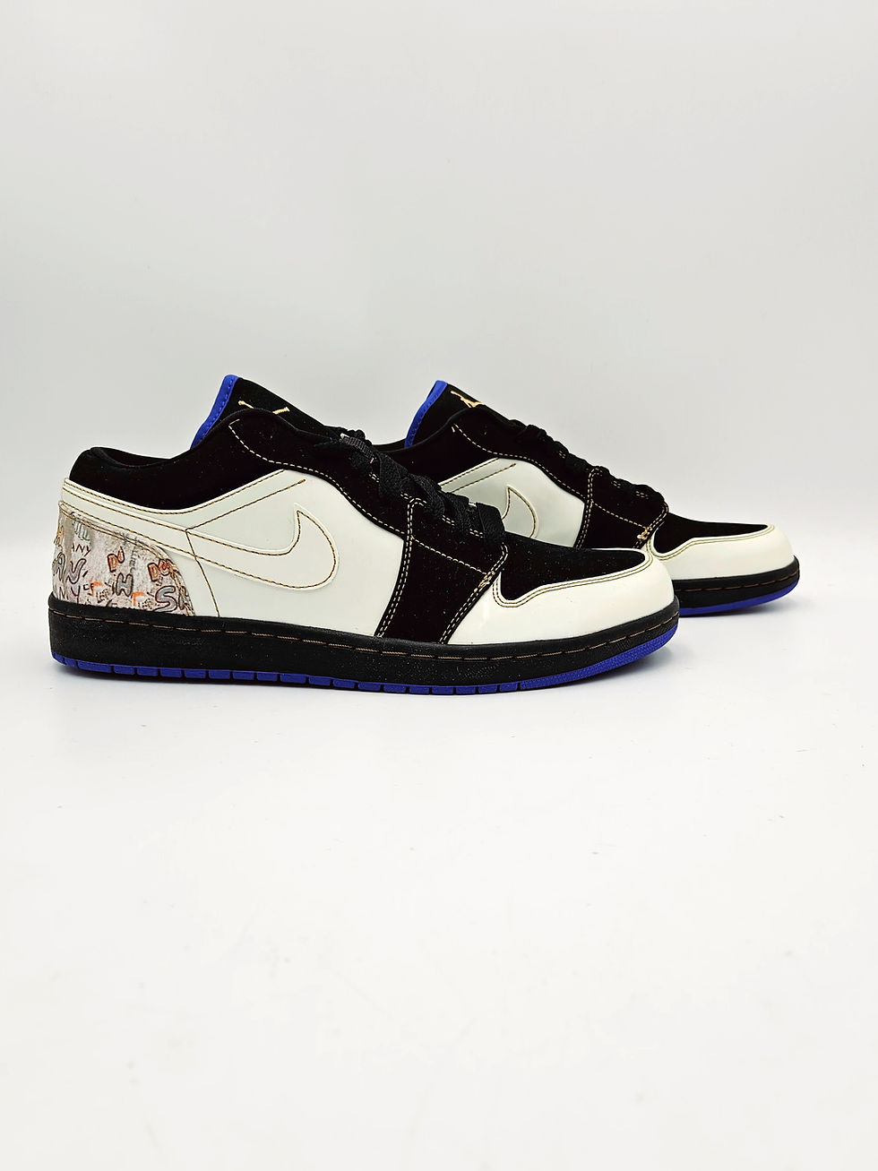 Thumbnail: Pair Nike Air Jordan 1 Phat Low