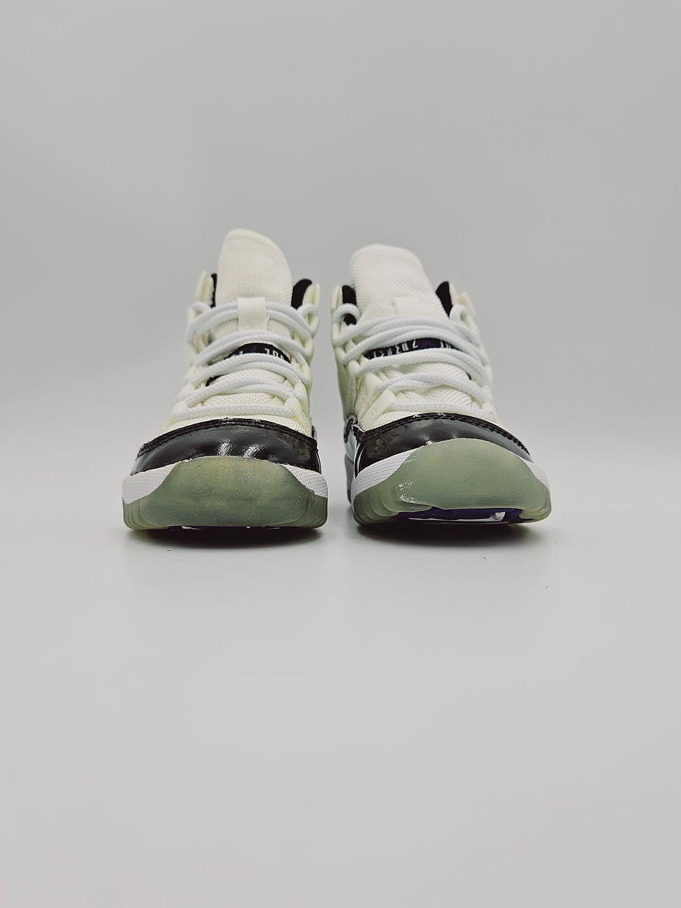 Thumbnail: Pair Nike Jordan 11