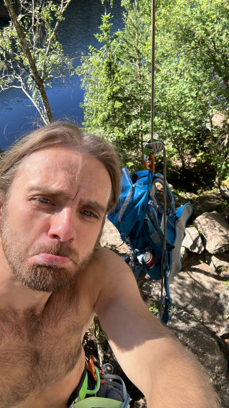 Mann tar selfie under klatring