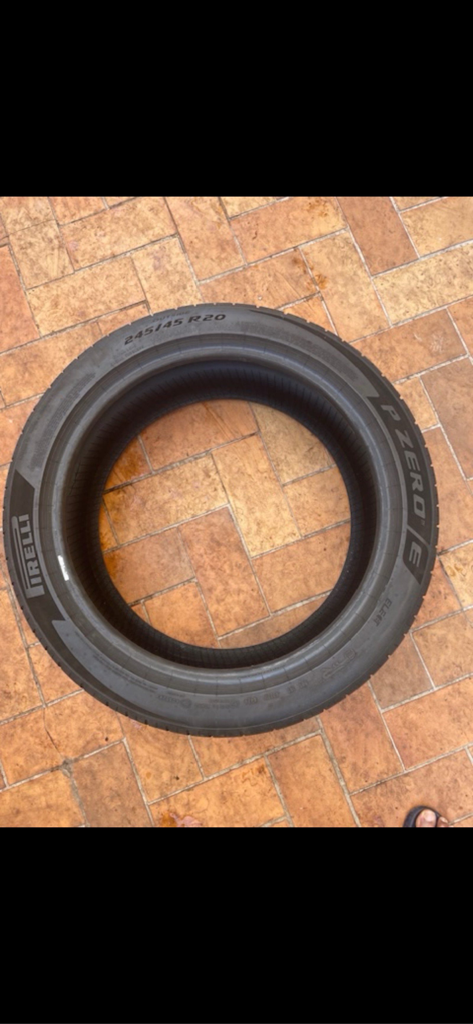 4 pneus pirelli 245/45/R20 comme neuf