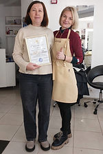 вручення сертифікату про проходження курсу класичних чоловічих та жиночих стріжоксетифікату