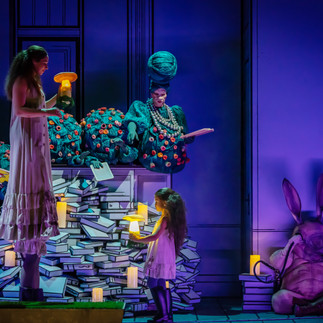 Artistin Mareike Koch auf Stelzen in Alice im Wunderland im Theater Bielefeld