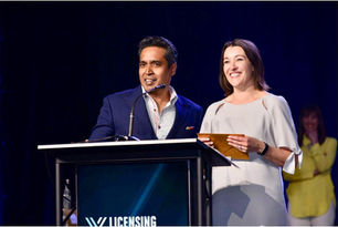 Jiggy presents an award at the “Oscars” of the licensing world in Las Vegas