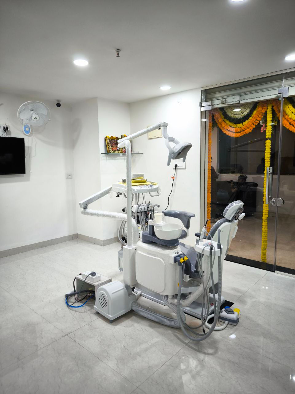 Image of dental chair at wishdent - has all features for ease of patients. Wishdent has digital xray tech along with real time xray display for patient convenience.