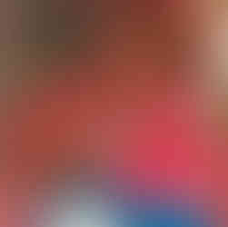 un gatto, uno spartito e un tavolino su un tappeto rosso