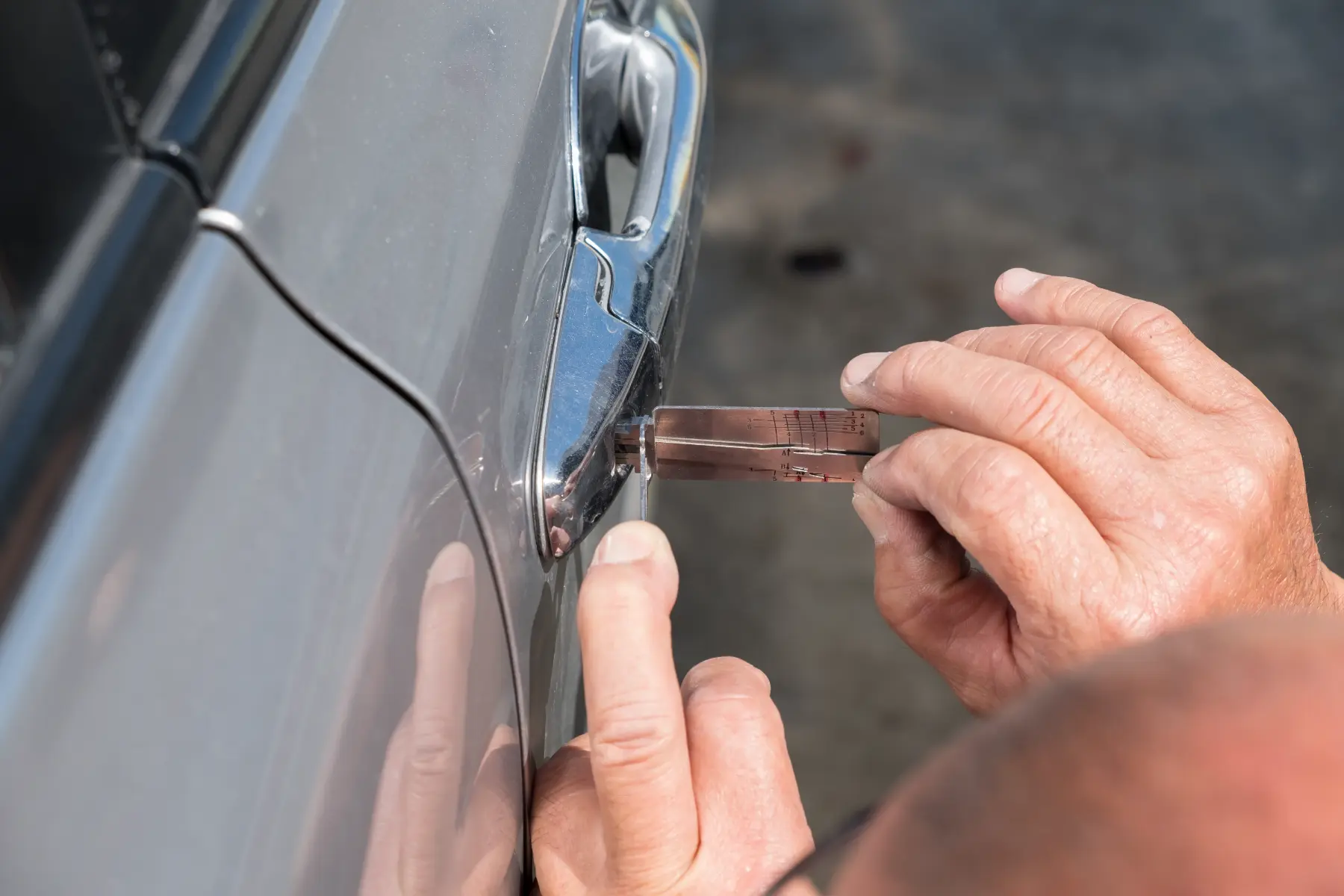 locksmith unlocking car door