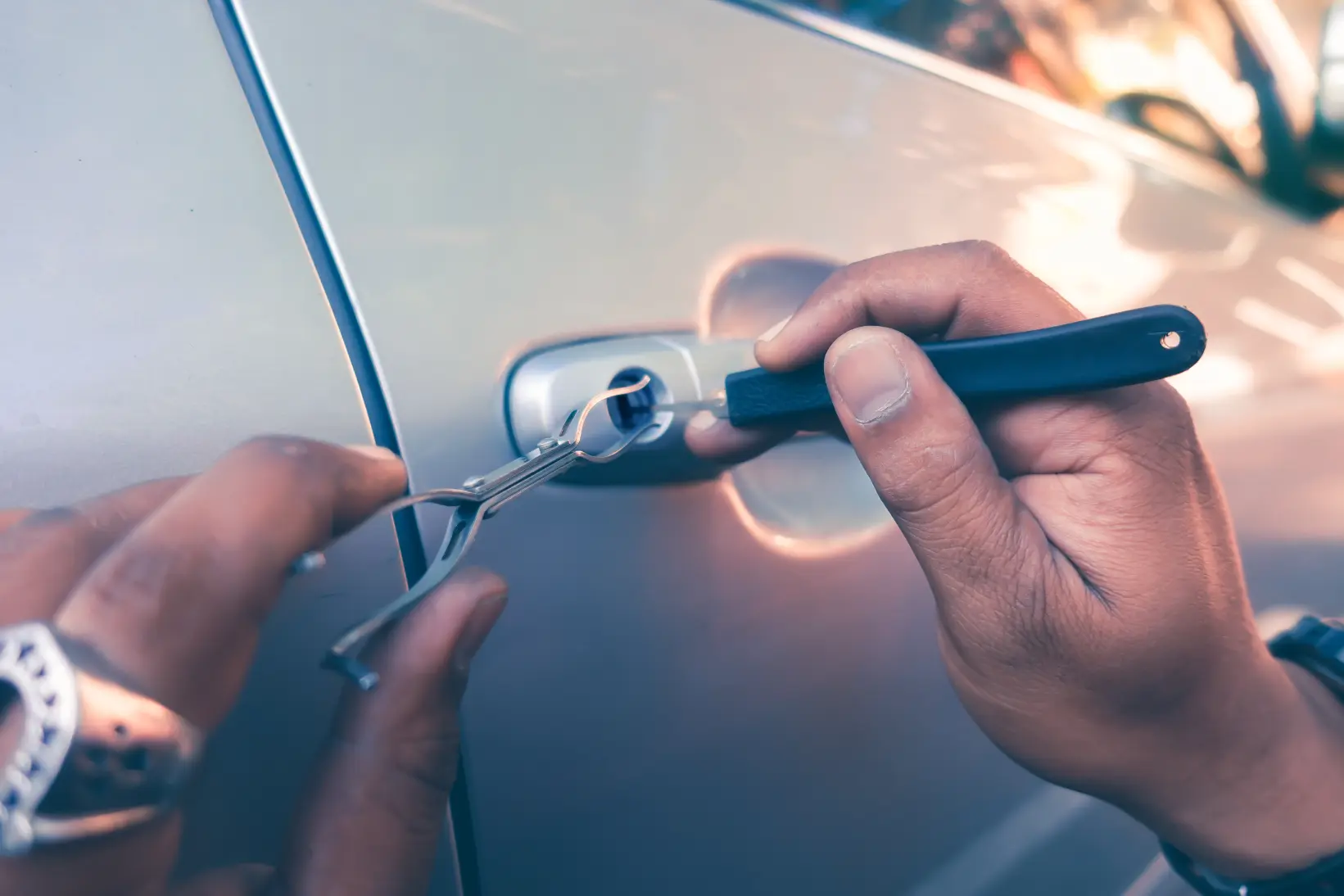 locksmith unlocking car door