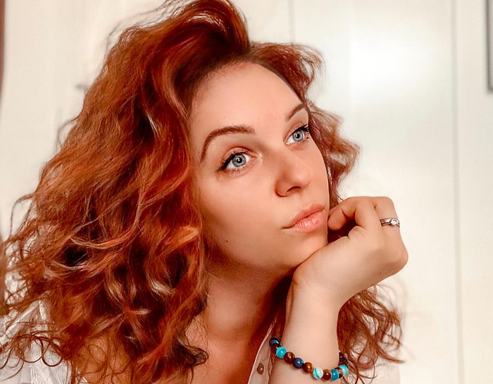 Juli, certifikovaná manikérka a majiteľka Julianne Nails Salon