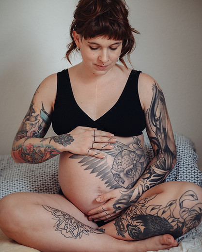Schwangere Frau mit Tattoos