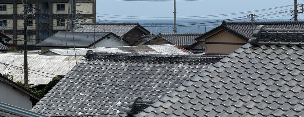 家々の隙間から見える海