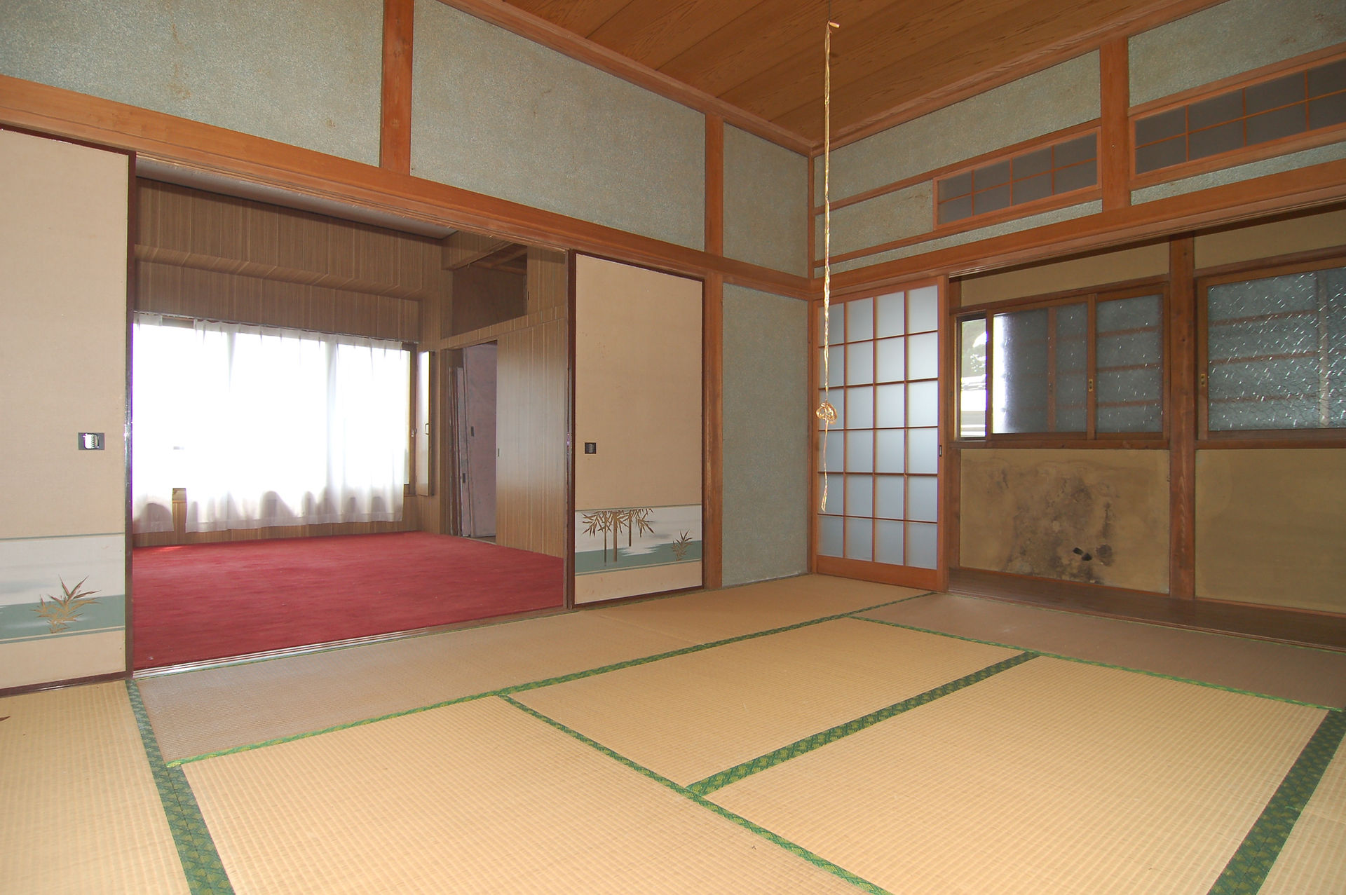 洋間へと続きます