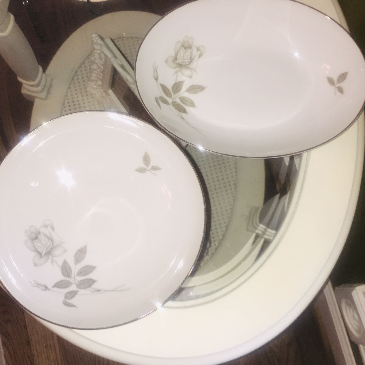 Set of 2 serving bowls, rented as a set
