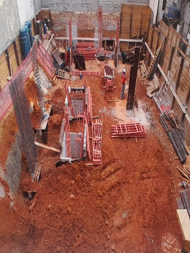 08/11/23 - Montagem de formas e armação dos pilares 1º subsolo.