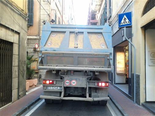 בסאן רמו נקלעתי לסיטואציה הזו. היא לו זזה. זה היה פשוט מגוחך, לא יכולתי לעקוף אותה משום צד.