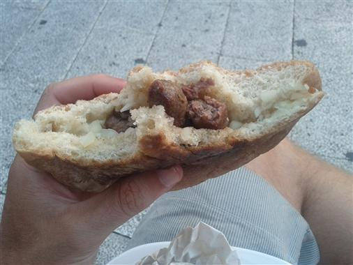 אין לי מושג איך קוראים לזה, ממה זה עשוי או איך עושים את זה ואני גם לא רוצה לדעת, זה היה מעולה והשתייה היחידה שהמוכרת מסכימה למכור לצד זה היתה בירה. זה גם עולה רק עשרה שקלים. מה צריך יותר מזה?