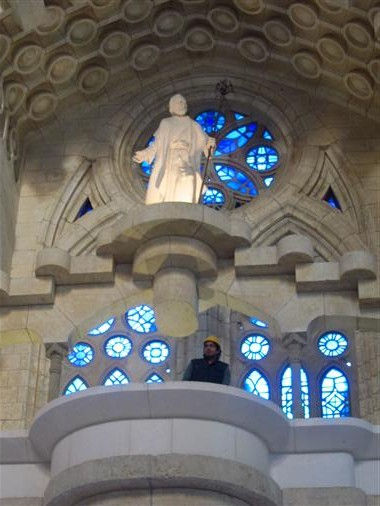 כחלק מתוכנית הורדת עלויות הבניה, עובדי בניין משמשים כפסלים לעת מצוא.